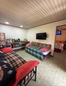 TV a/nebo společenská místnost v ubytování Monkey View