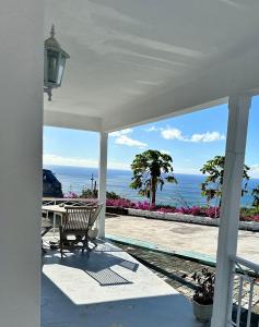 ein Blick auf das Meer von der Veranda eines Hauses in der Unterkunft Apartment in Montagne Charlot with stunning view of the lagoon in Saint Gabriel