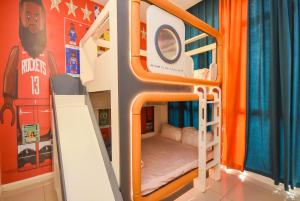 um beliche num quarto com um beliche num quarto em D'Pristine Theme Suite by Nest Home at LEGOLAND em Nusajaya mais 131 fotografias