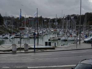 een jachthaven met veel boten in het water bij Marc 3 in Saint-Valéry-en-Caux