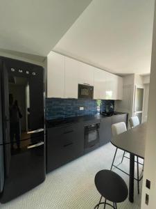 Η κουζίνα ή μικρή κουζίνα στο Appartement Meudon la Forêt Centre Vélizy +1 φωτογραφίες