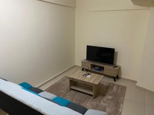 Μια τηλεόραση ή/και κέντρο ψυχαγωγίας στο Kithra +2 φωτογραφίες