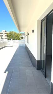 een lege hal van een gebouw met een loopbrug bij Levante Casa Vacanze in Torrenova +22 foto's