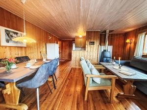 ein Esszimmer mit einem langen Tisch und Stühlen in der Unterkunft Holiday Home Turken by Interhome in Kaupanger