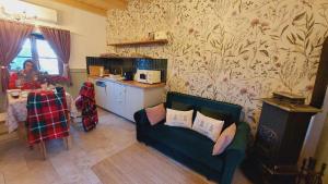 Köök või kööginurk majutusasutuses Chillinn Rosé Cottage Eger +44 fotot