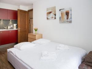 Postel nebo postele na pokoji v ubytování Apartment Galaxie 218 by Interhome