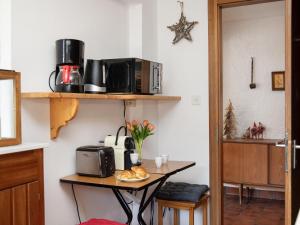 uma cozinha com uma mesa com dois micro-ondas em Apartment Val Neige 11 by Interhome em Verbier