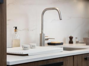 um lavatório de cozinha com duas chávenas num balcão em Apartment Val Neige 11 by Interhome em Verbier mais 22 fotografias