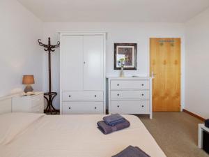 Postel nebo postele na pokoji v ubytování Apartment Armorial Est Apt- 72 by Interhome