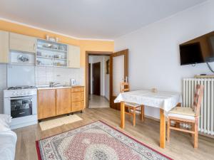 cocina y comedor con mesa y fogones en Apartment Silvana-3 by Interhome, en Matulji