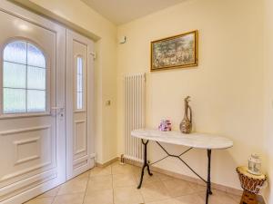 Habitación con mesa y ventana en Apartment Silvana-3 by Interhome, en Matulji