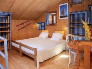 een slaapkamer met een bed en een tafel in een kamer bij Holiday Home Villa Roduit by Interhome in Le Châble