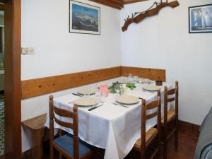ein Esstisch mit einer weißen Tischdecke in der Unterkunft Holiday Home Villa Roduit by Interhome in Le Châble
