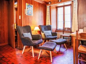 een kamer met 3 stoelen, een tafel en een raam bij Holiday Home Villa Roduit by Interhome in Le Châble