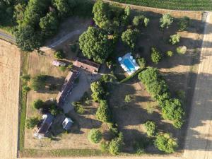 eine Draufsicht auf einen Hof mit einem Haus und Bäumen in der Unterkunft L'Hirondelle in Le Petit-Pressigny