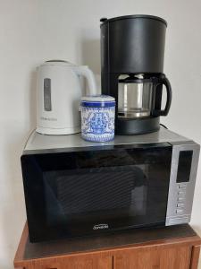 普罗万Provins centre, Appartement "Les voyages de Nastia", proche remparts et gare的微波炉,上面有咖啡壶