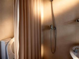 una ducha con cortina de ducha en un baño en Panoramic views of the Bund and the Yangtze River, adjacent to the Oriental Pearl Tower, a top-tier luxury residence in Shanghai, en Shanghái 16 fotos más