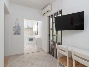 Kuchyň nebo kuchyňský kout v ubytování Holiday Home Nikolina by Interhome