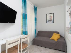 TV a/nebo společenská místnost v ubytování Holiday Home Nikolina by Interhome