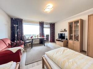 ein Hotelzimmer mit einem Bett und einem Wohnzimmer in der Unterkunft Apartment B715 by Interhome in Lahnstein