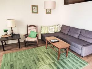 uma sala de estar com um sofá e uma mesa em Apartment Apartment 10 by Interhome em Weggis