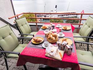 uma mesa com comida para o pequeno-almoço numa varanda em Apartment Apartment 10 by Interhome em Weggis