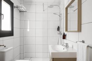 マラガにあるBe Mate Málaga Playaの洗面台とシャワー付きの白いバスルーム +33枚の写真