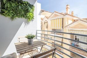 マラガにあるBe Mate Málaga Playaの木製ベンチ