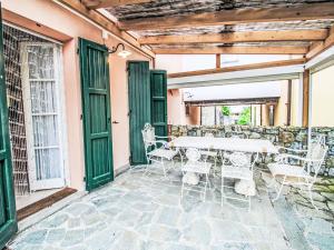 Un patio al aire libre con mesa y sillas. en Holiday Home Carlotta by Interhome, en Soviore