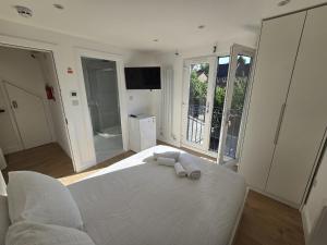 Postel nebo postele na pokoji v ubytování Cozy loft double bedroom