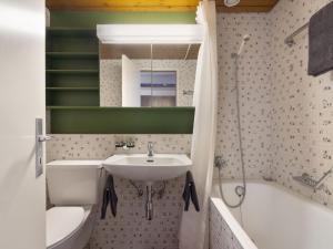 Ένα μπάνιο στο Studio Jeanne D'Arc Apt- A-8 by Interhome