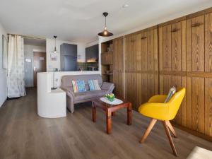 Χώρος καθιστικού στο Studio Jeanne D'Arc Apt- A-8 by Interhome +42 φωτογραφίες