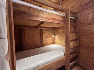 ein großes hölzernes Etagenbett in einer Sauna in der Unterkunft Studio lumineux 4 pers., balcon sud, pieds des pistes - Serre Chevalier - FR-1-330F-120 in Serre Chevalier