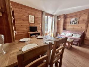 ein Wohnzimmer mit Tisch und Couch in der Unterkunft Studio lumineux 4 pers., balcon sud, pieds des pistes - Serre Chevalier - FR-1-330F-120 in Serre Chevalier