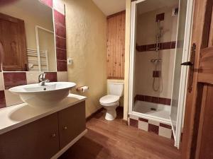 ein Badezimmer mit Waschbecken, Toilette und Dusche in der Unterkunft Studio lumineux 4 pers., balcon sud, pieds des pistes - Serre Chevalier - FR-1-330F-120 in Serre Chevalier + 16 Fotos