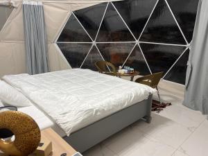 Postel nebo postele na pokoji v ubytování قبة سماء جبل شمس - qubat sama jabal shams