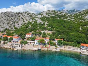 eine kleine Stadt am Ufer eines Wasserkörpers in der Unterkunft Apartment Bajadera by Interhome in Jablanac