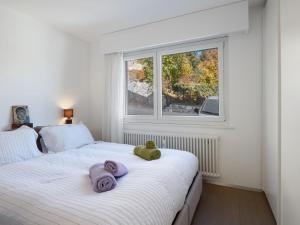 um quarto com uma cama com toalhas roxas em Apartment Clair-Azur A 41 by Interhome em Crans-Montana