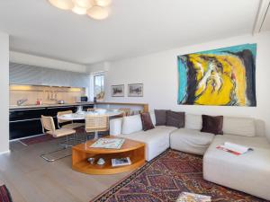 uma sala de estar com um sofá branco e uma mesa em Apartment Clair-Azur A 41 by Interhome em Crans-Montana