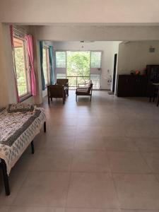 Habitación grande con 2 camas y sala de estar. en Girijalsrushti Mountain Stream View Villa, en Kolvan 46 fotos más