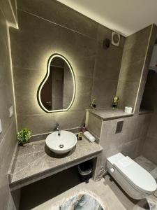 une salle de bain avec un lavabo, des toilettes et un miroir dans l'établissement خصوصية تامة في أبراج زد ويست ساويرس الشيخ زد ZD West Compund, à Sheikh Zayed