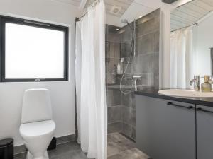 een badkamer met toilet en wastafel bij Holiday Home Talitha - 1-5km from the sea by Interhome in Hjørring
