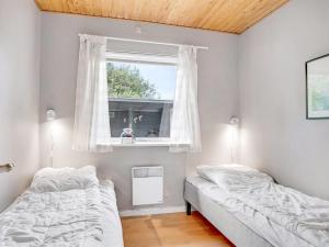 Ένα ή περισσότερα κρεβάτια σε δωμάτιο στο Holiday Home Rikhard - 75m from the sea by Interhome