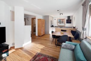 een woonkamer met een blauwe bank en een tafel bij Cesa Pattis in Campestrin