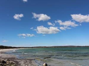 Blick auf einen Strand mit blauem Himmel und Wolken in der Unterkunft Holiday Home Alica - 200m from the sea by Interhome in Neksø