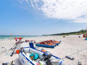 eine Reihe von Booten an einem Sandstrand in der Unterkunft Holiday Home Alica - 200m from the sea by Interhome in Neksø