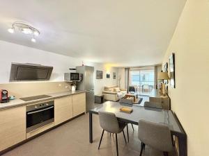 a kitchen and living room with a table and chairs at Appartement centrale à 100 m des plages Rue de Provence in Saint-Raphaël +10 photos
