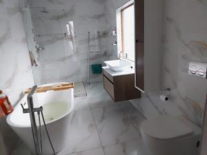 Ένα μπάνιο στο Mthembu Executive Accomodation