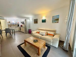 a living room with a couch and a coffee table at Appartement centrale à 100 m des plages Rue de Provence in Saint-Raphaël