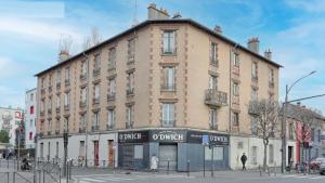 un grande edificio in mattoni all'angolo di una strada di Flower's Power a Vitry-sur-Seine